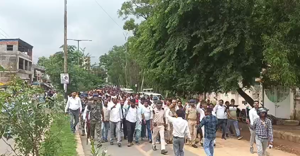 मुख्यमंत्री आवास का घेराव करने जा रहे पारा शिक्षकों को रोकने के लिए पुलिस ने छोड़े आशु गैस के गोले 7 Screenshot 2024 07 20 144640