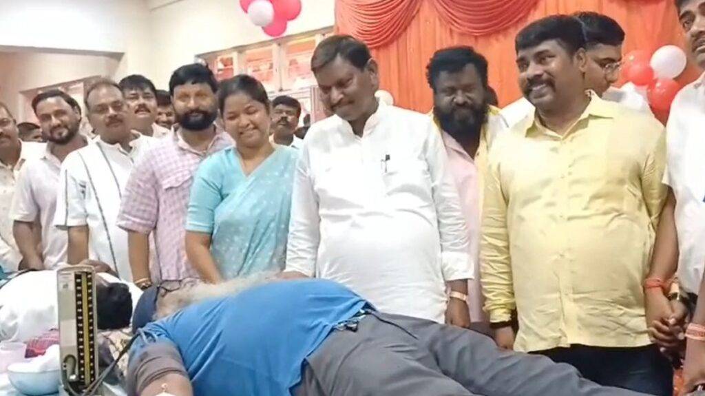पूर्व केंद्रीय मंत्री अर्जुन मुंडा ने आदित्यपुर में रक्तदान शिविर की सराहना की: रक्तदान के महत्व पर चर्चा 12 रक्तदान