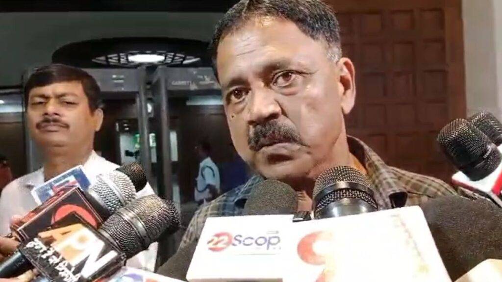सदन के बाहर भाजपा विधायक 7 राजनीति