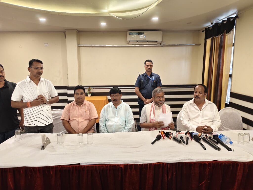 जम्मू कश्मीर में चुनाव की घोषणा के बाद अब्दुल्ला परिवार की नेशनल कांफ्रेंस के साथ कांग्रेस की गठबंधन के फैसले पर बाबूलाल मरांडी ने उठाए गंभीर सवाल 13 WhatsApp Image 2024 08 24 at 5.14.59 PM
