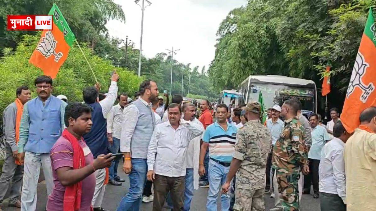 जन आक्रोश रैली में शामिल होने रांची जा रहे रामगढ़ भाजपा युवा मोर्चा के कार्यकर्ताओं को बंजारी मंदिर स्थित पुलिस ने रोका 1 जन आक्रोश रैली