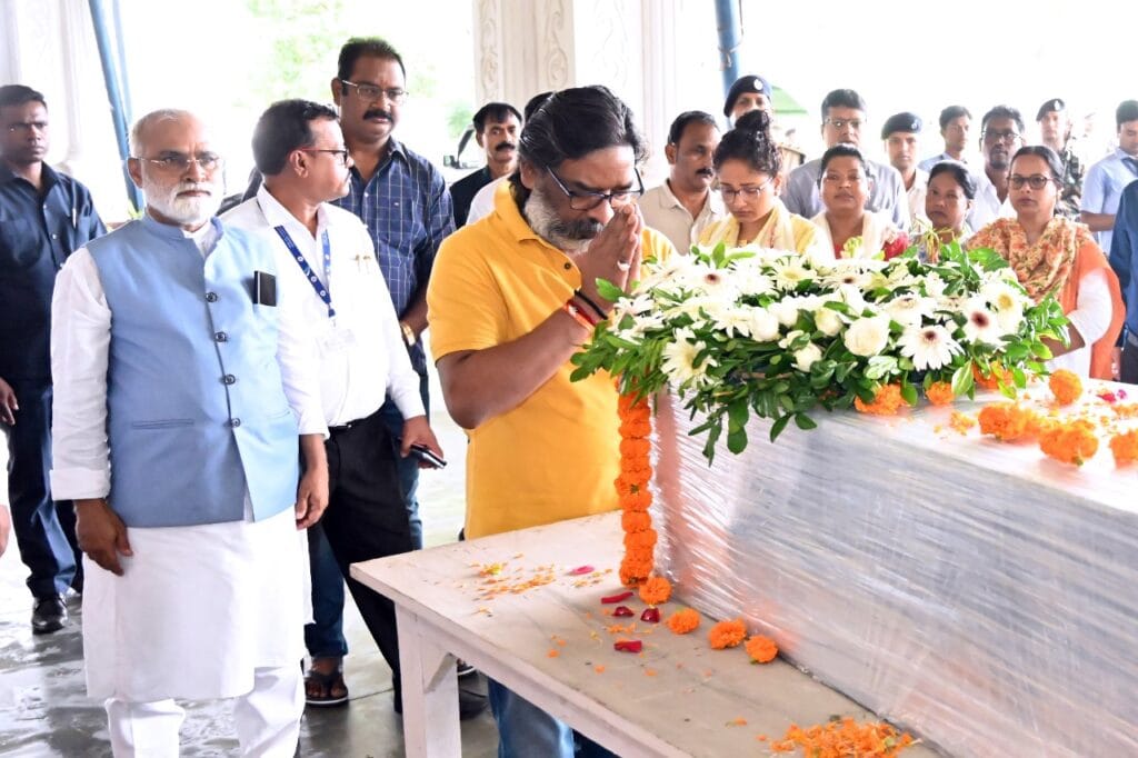 मुख्यमंत्री हेमंत ने दी श्रद्धांजलि 3 मुख्यमंत्री हेमंत सोरेन