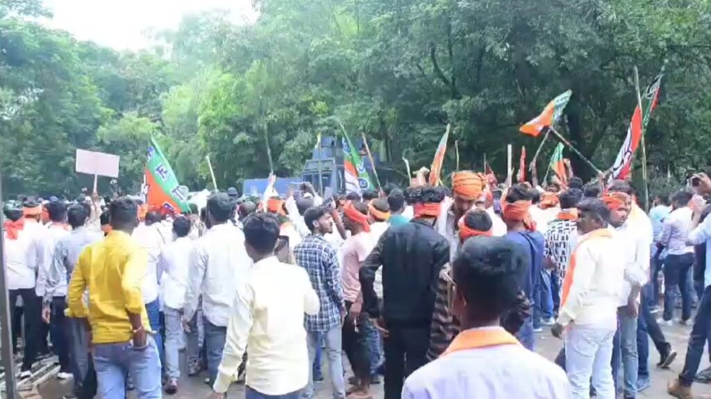 भाजपा का युवा आक्रोश रैली राज्यभर से जुटे कार्यकर्त्ता, पुलिस ने छोड़े आंसू गैस औररबर बुलेट। 26 रांची बीजेपी रैली