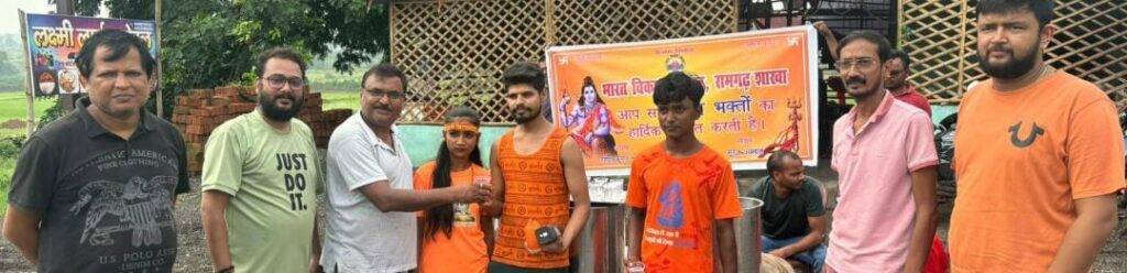 भारत विकास परिषद् द्वारा शिव भक्तों को शीतल पेयजल और पूजन सामग्री का वितरण 2 शीतल पेयजल वितरण