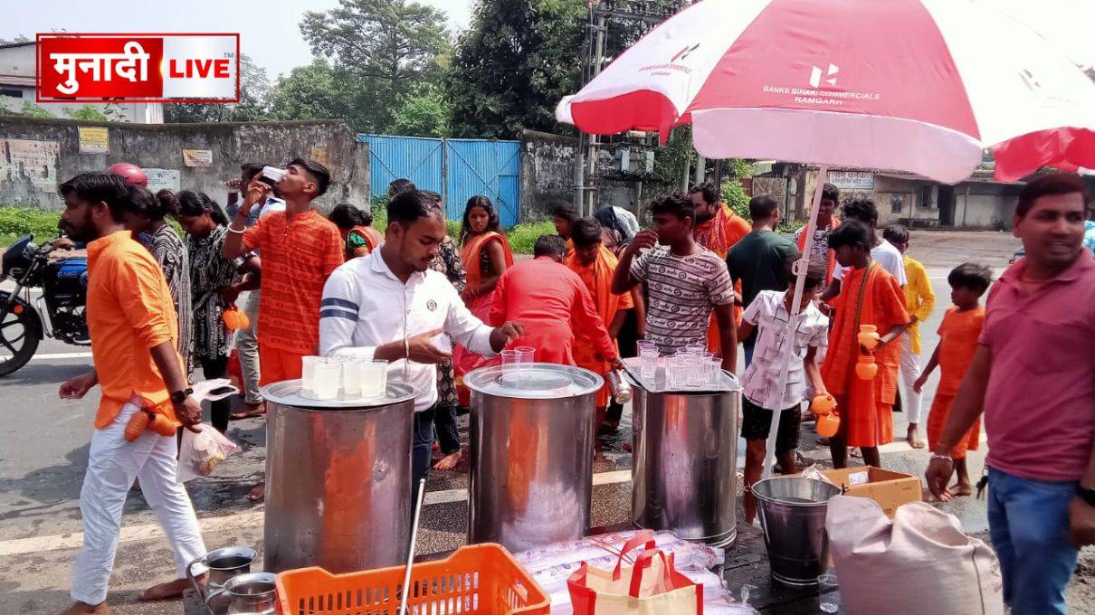 भारत विकास परिषद् द्वारा शिव भक्तों को शीतल पेयजल और पूजन सामग्री का वितरण 1 शीतल पेयजल