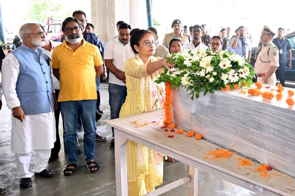 मुख्यमंत्री हेमंत ने दी श्रद्धांजलि 2 श्रद्धांजलि 1