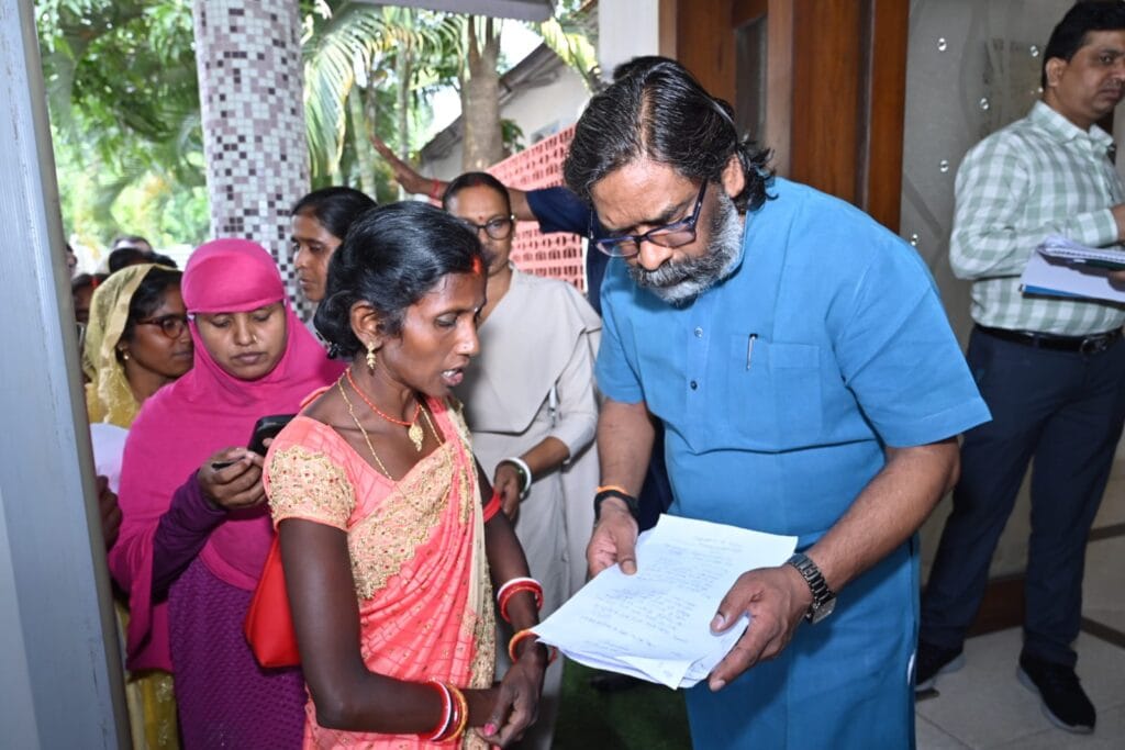 फरियादी अर्जी लेकर मुख्यमंत्री हेमंत सोरेन से उनके आवास पर मिलने पहुंचे, सीएम ने पदाधिकारियों को दिए निर्देश 2 WhatsApp Image 2024 09 06 at 15.40.08