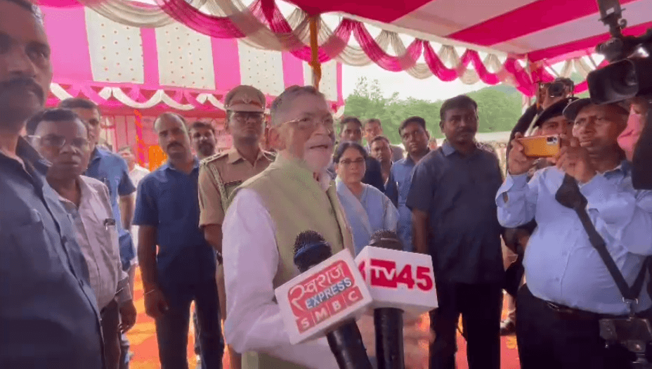 झारखंड के राज्यपाल संतोष कुमार गंगवार सुदुर ग्रामीण क्षेत्र में ग्रामीणों से किया संवाद , परिसम्पतियों का किया वितरण 2 राज्यपाल संतोष कुमार गंगवार