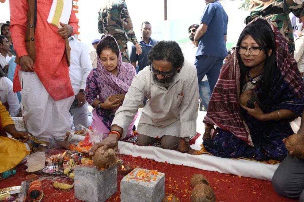 रांची को नवरात्र पर सौगात: मुख्यमंत्री हेमंत सोरेन ने किया कांटाटोली फ्लाईओवर समेत 3264 करोड़ की 31 परियोजनाओं का उद्घाटन 4 WhatsApp Image 2024 10 04 at 14.42.22 8d0292f5