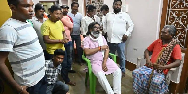 मुख्यमंत्री हेमंत सोरेन ने विधानसभा चुनाव से पहले अपने पैतृक गांव नेमरा में की कुल देवता की पूजा 8 WhatsApp Image 2024 10 19 at 12.58.24 126d0141
