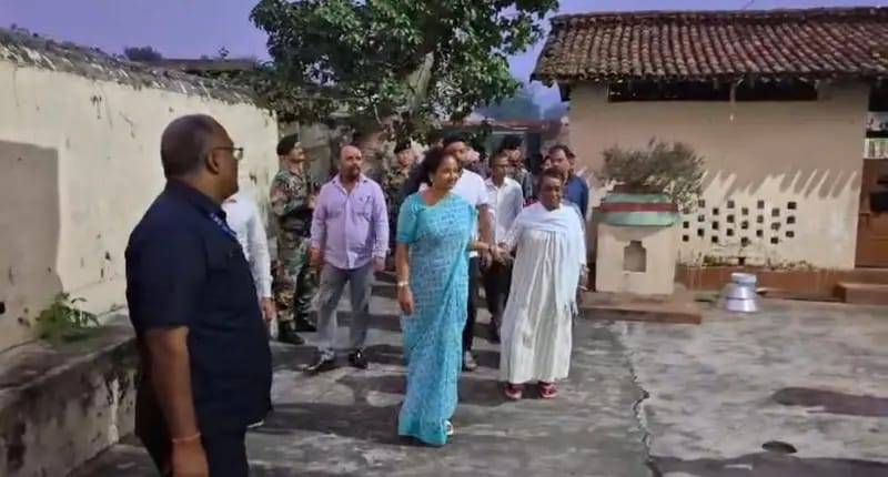 मुख्यमंत्री हेमंत सोरेन ने विधानसभा चुनाव से पहले अपने पैतृक गांव नेमरा में की कुल देवता की पूजा 2 WhatsApp Image 2024 10 19 at 12.58.24 19359887