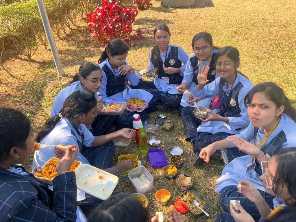 श्री कृष्ण विद्या मंदिर के बच्चे शैक्षणिक भ्रमण पर गए 2 WhatsApp Image 2024 12 05 at 2.34.10 PM 1