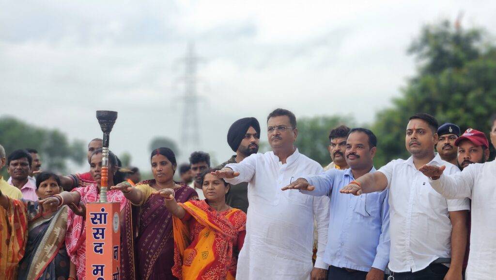गोला की धरती से शुरू हुआ सांसद खेल महोत्सव 2025, मनीष जायसवाल ने किया नमो फुटबॉल टूर्नामेंट का विराट आगाज़ 7 WhatsApp Image 2025 07 15 at 5.15.23 PM 1