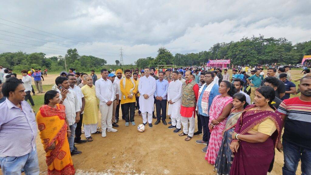 गोला की धरती से शुरू हुआ सांसद खेल महोत्सव 2025, मनीष जायसवाल ने किया नमो फुटबॉल टूर्नामेंट का विराट आगाज़ 30 WhatsApp Image 2025 07 15 at 5.15.23 PM