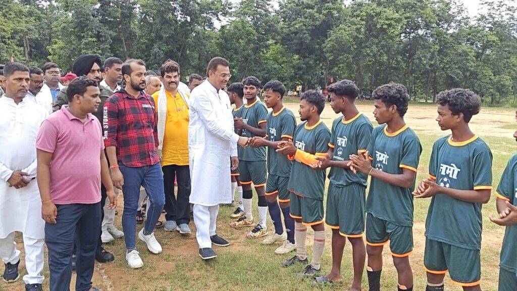 गोला की धरती से शुरू हुआ सांसद खेल महोत्सव 2025, मनीष जायसवाल ने किया नमो फुटबॉल टूर्नामेंट का विराट आगाज़ 23 WhatsApp Image 2025 07 15 at 5.28.56 PM