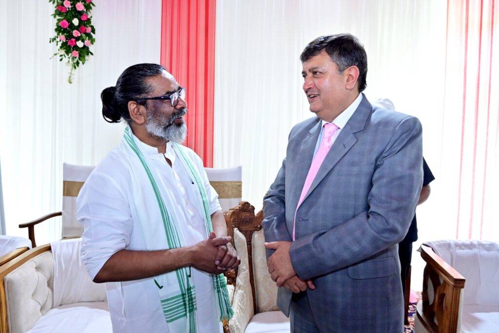 झारखंड हाईकोर्ट को मिला नया मुख्य न्यायाधीश, जस्टिस तरलोक सिंह चौहान ने ली शपथ 18 WhatsApp Image 2025 07 23 at 12.49.45 PM