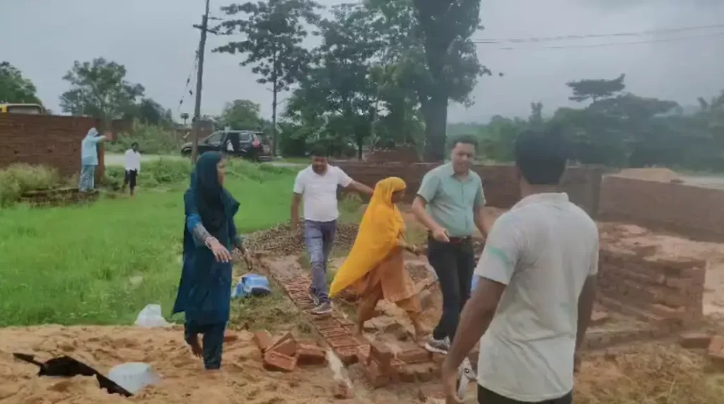 पतरातु तालाटांड में ज़मीन विवाद को लेकर खूनी संघर्ष, दो लोग गंभीर रूप से घायल 2 image