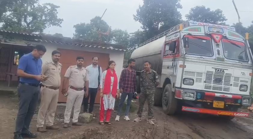रामगढ़ में दूध के नाम पर बेचा जा रहा था पानी! खाद्य आपूर्ति विभाग की छापेमारी में 10 हजार लीटर मिलावटी दूध जब्त 13 image 31