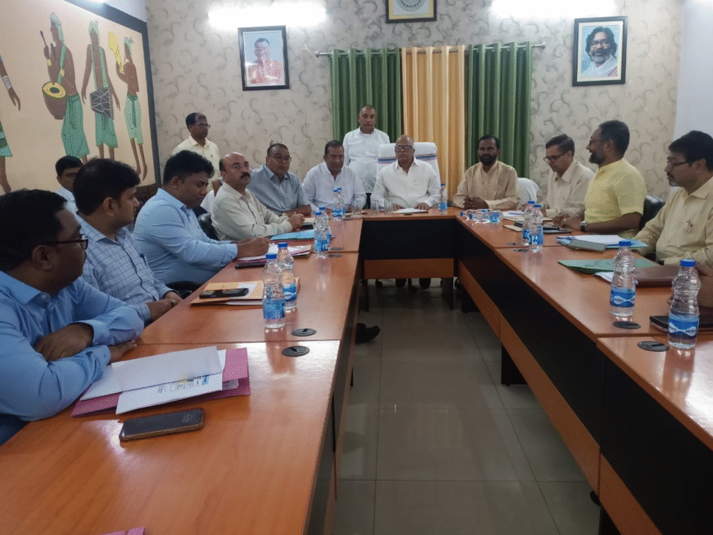 जमशेदपुर में पिछड़ा वर्ग आयोग की समीक्षा बैठक: आरक्षण निर्धारण, योजनाओं की स्थिति और सुधारों पर गंभीर विमर्श 12 image 33