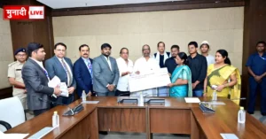 Chief Minister Hemant Soren handed over a cheque of Rs 1 crore