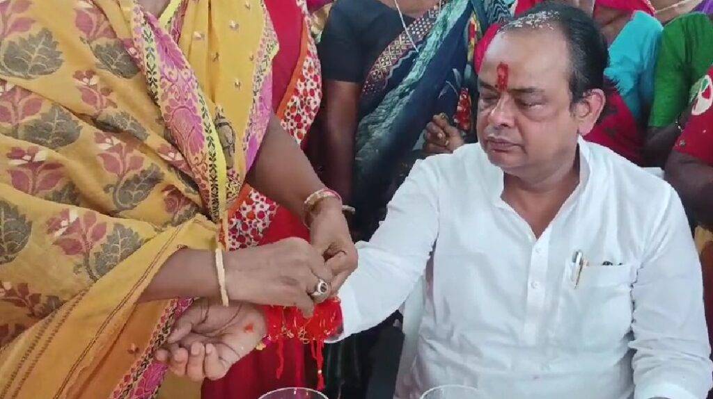 रक्षाबंधन पर मंत्री इरफान अंसारी को सैकड़ों बहनों ने बांधी राखी 15 Irfaan Ansari