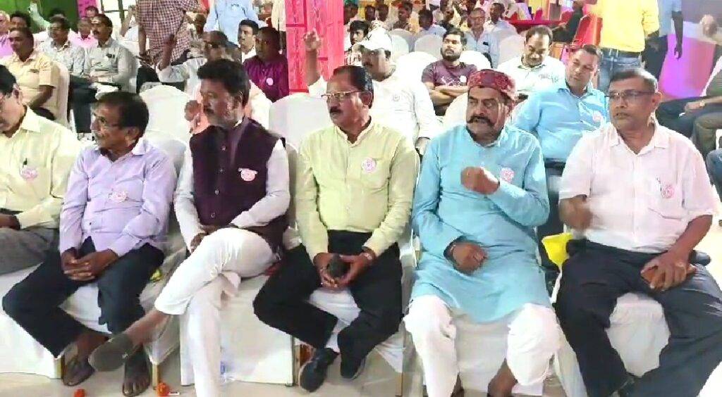 रामगढ़ में मजदूर यूनियन ने किया सम्मान समारोह का आयोजन, राघवन रघुनंदन और चंदेश्वर सिंह को दी गई नई जिम्मेदारी 27 MAJDOOR UNION MEETING