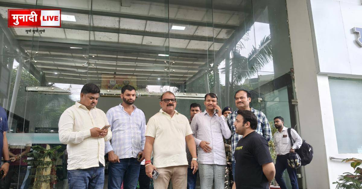 भगवान महावीर मणिपाल अस्पताल में भर्ती विधायक अनंत प्रताप देव से मिले पूर्व मंत्री मिथलेश ठाकुर 1 Mithlesh Thakur