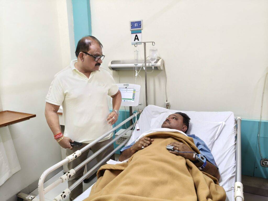 भगवान महावीर मणिपाल अस्पताल में भर्ती विधायक अनंत प्रताप देव से मिले पूर्व मंत्री मिथलेश ठाकुर 12 WhatsApp Image 2025 08 02 at 16.55.03
