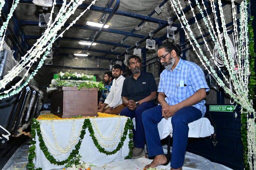 हेमंत सोरेन का भावुक श्रद्धांजलि पत्र: “बाबा नहीं रहे, पर उनकी लड़ाई अब मेरी ज़िम्मेदारी है” 27 WhatsApp Image 2025 08 04 at 20.02.02 1