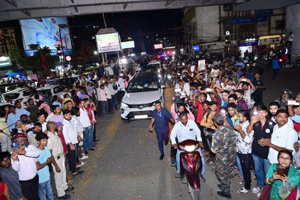 दिवंगत दिशोम गुरु शिबू सोरेन का पार्थिव शरीर रांची पहुंचा, अंतिम दर्शन को उमड़ा जनसैलाब 30 WhatsApp Image 2025 08 04 at 8.19.48 PM 1
