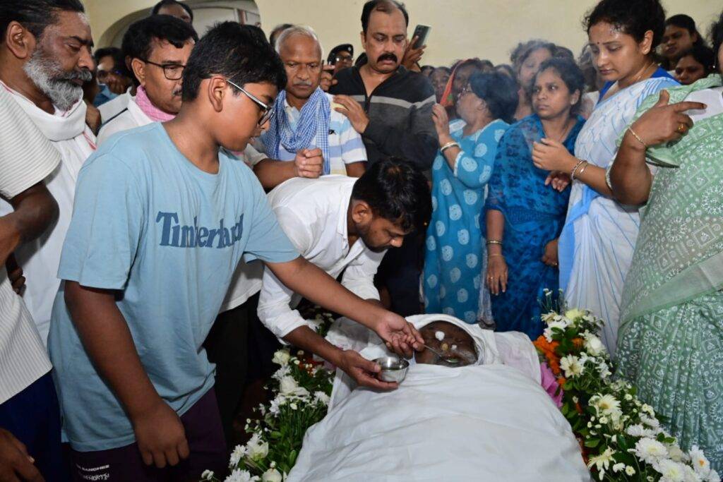दिशोम गुरु शिबू सोरेन पंचतत्व में विलीन: अंतिम दर्शन को उमड़ा जनसैलाब, नेमरा में हुआ पूरे राजकीय सम्मान के साथ अंतिम संस्कार 2 WhatsApp Image 2025 08 05 at 8.38.22 PM