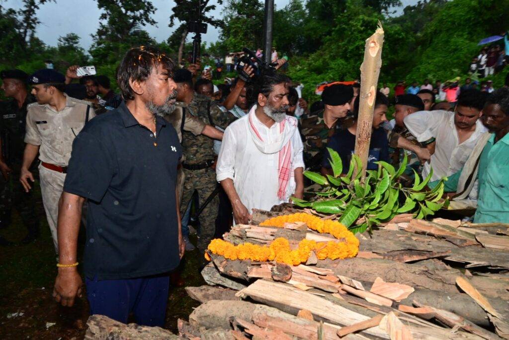 दिशोम गुरु शिबू सोरेन पंचतत्व में विलीन: अंतिम दर्शन को उमड़ा जनसैलाब, नेमरा में हुआ पूरे राजकीय सम्मान के साथ अंतिम संस्कार 32 WhatsApp Image 2025 08 05 at 8.38.23 PM