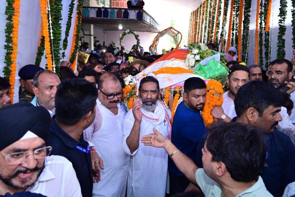 दिशोम गुरु शिबू सोरेन पंचतत्व में विलीन: अंतिम दर्शन को उमड़ा जनसैलाब, नेमरा में हुआ पूरे राजकीय सम्मान के साथ अंतिम संस्कार 24 WhatsApp Image 2025 08 05 at 8.38.25 PM