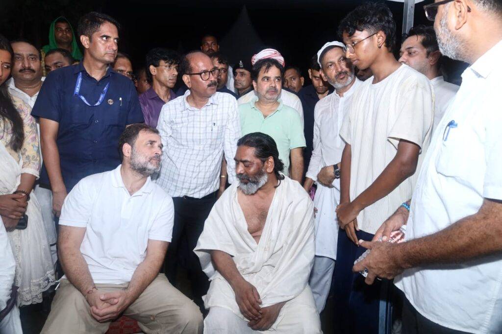 दिशोम गुरु शिबू सोरेन पंचतत्व में विलीन: अंतिम दर्शन को उमड़ा जनसैलाब, नेमरा में हुआ पूरे राजकीय सम्मान के साथ अंतिम संस्कार 31 WhatsApp Image 2025 08 05 at 9.30.04 PM 1 1