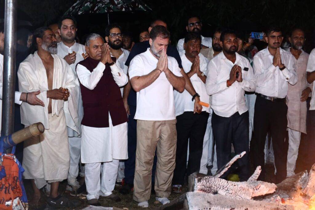 दिशोम गुरु शिबू सोरेन पंचतत्व में विलीन: अंतिम दर्शन को उमड़ा जनसैलाब, नेमरा में हुआ पूरे राजकीय सम्मान के साथ अंतिम संस्कार 30 WhatsApp Image 2025 08 05 at 9.30.05 PM