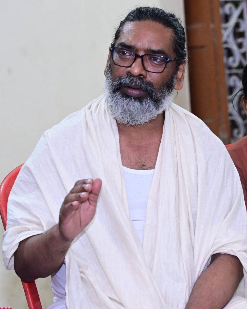 नेमरा गांव में "तीन नहान, दस कर्म और श्राद्ध कर्म" को लेकर मुख्यमंत्री हेमन्त सोरेन ने ग्रामीणों से की विस्तृत चर्चा 2 WhatsApp Image 2025 08 06 at 8.47.02 PM