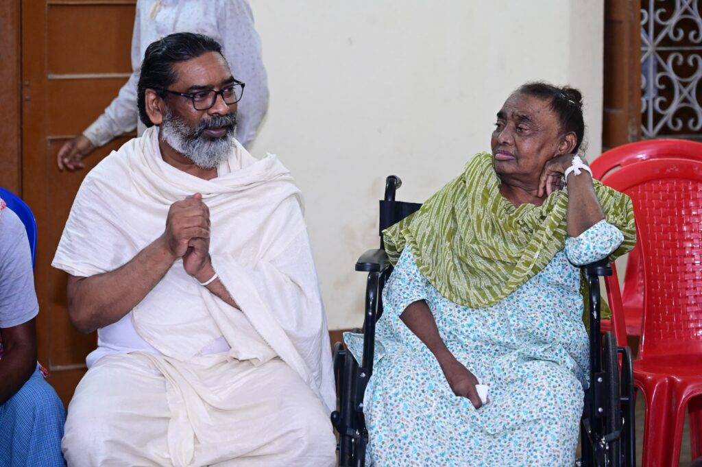 नेमरा गांव में "तीन नहान, दस कर्म और श्राद्ध कर्म" को लेकर मुख्यमंत्री हेमन्त सोरेन ने ग्रामीणों से की विस्तृत चर्चा 13 WhatsApp Image 2025 08 06 at 8.51.24 PM 2
