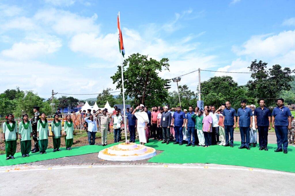 CM हेमन्त सोरेन ने नेमरा में किया झंडोत्तोलन 15 WhatsApp Image 2025 08 15 at 11.29.40
