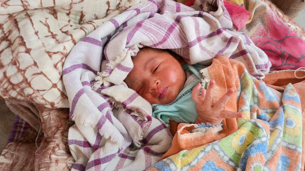 जादूगोड़ा में विक्षुब्ध महिला ने खुले आसमान के नीचे बच्ची को जन्म दिया 7 WhatsApp Image 2025 08 19 at 9.15.23 PM