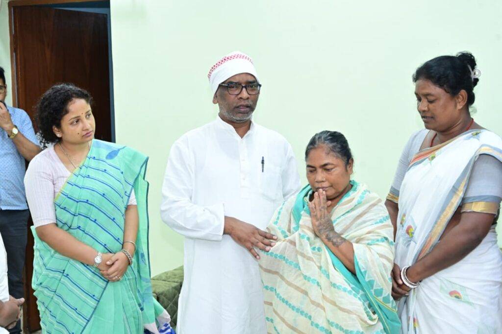 मुख्यमंत्री हेमन्त सोरेन ने दिवंगत मंत्री रामदास सोरेन को दी श्रद्धांजलि, कहा – “यह क्षति मेरे लिए असहनीय” 15 WhatsApp Image 2025 08 20 at 16.26.32