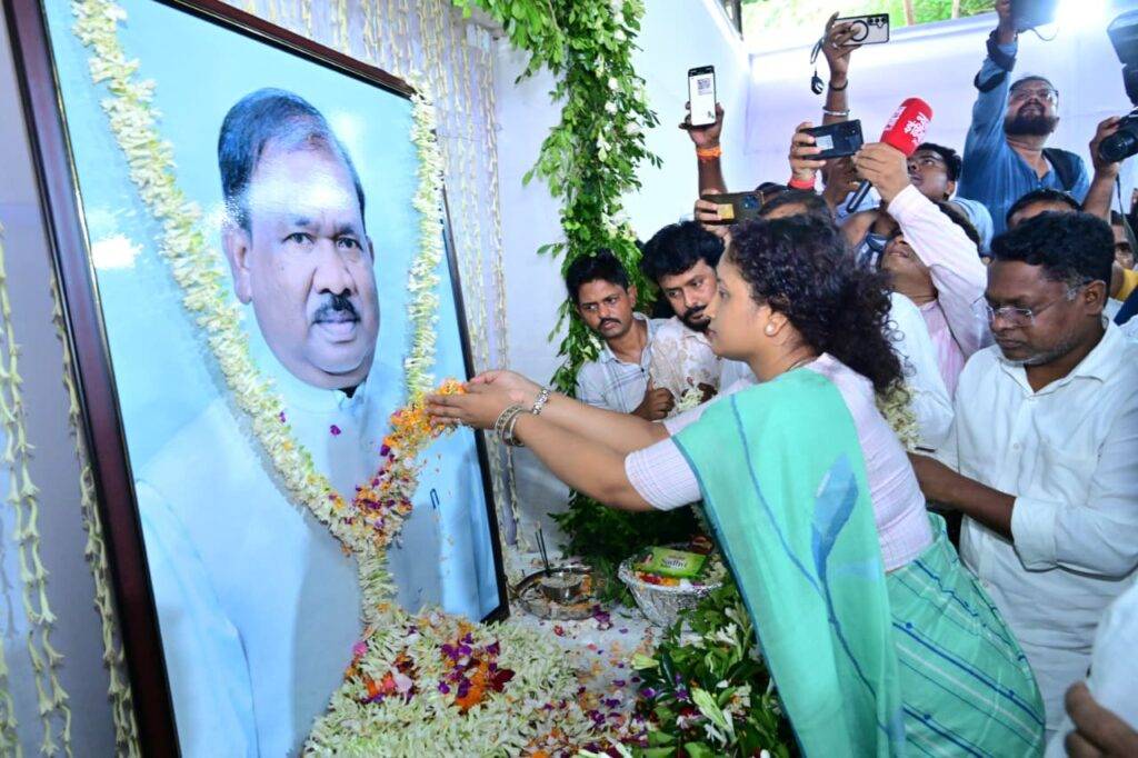 मुख्यमंत्री हेमन्त सोरेन ने दिवंगत मंत्री रामदास सोरेन को दी श्रद्धांजलि, कहा – “यह क्षति मेरे लिए असहनीय” 28 WhatsApp Image 2025 08 20 at 16.26.33 1