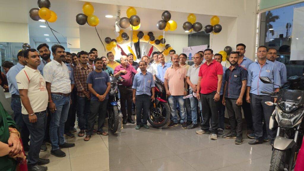 बोकारो में हीरो Glamour X लॉन्च: 65+ किमी/लीटर माइलेज और क्रूज़ कंट्रोल के साथ टू-व्हीलर इंडस्ट्री में नई क्रांति 20 WhatsApp Image 2025 08 26 at 21.00.52