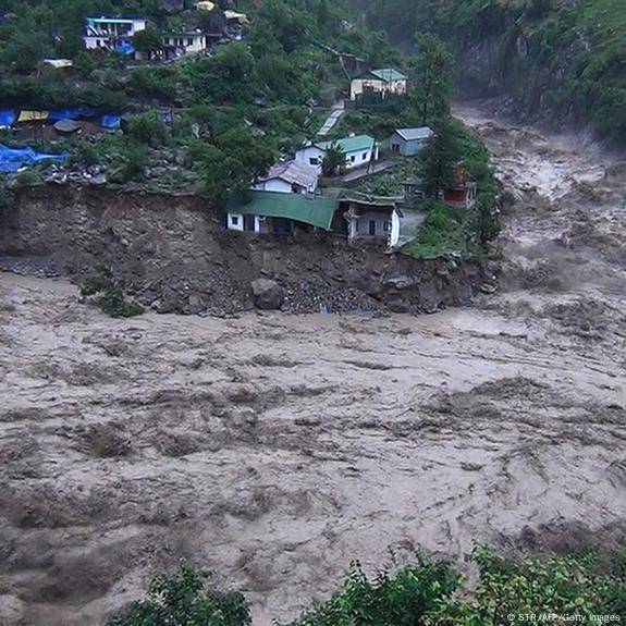 जम्मू-कश्मीर और हिमाचल में बारिश-बाढ़ से हाहाकार, 31 श्रद्धालुओं की मौत, कई पुल बह गए 20 WhatsApp Image 2025 08 27 at 13.22.58 2 1