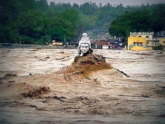 जम्मू-कश्मीर और हिमाचल में बारिश-बाढ़ से हाहाकार, 31 श्रद्धालुओं की मौत, कई पुल बह गए 7 WhatsApp Image 2025 08 27 at 13.22.59 1