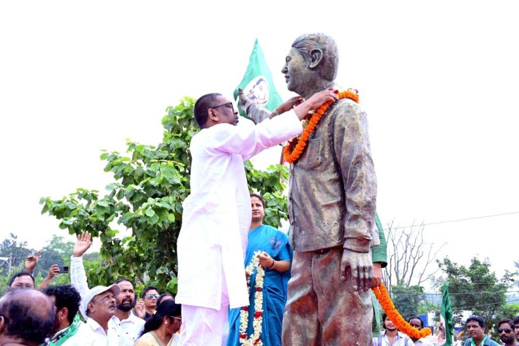 मुख्यमंत्री हेमन्त सोरेन ने पूर्व विधायक दुर्गा सोरेन को दी भावपूर्ण श्रद्धांजलि 7 WhatsApp Image 2025 09 10 at 14.16.14