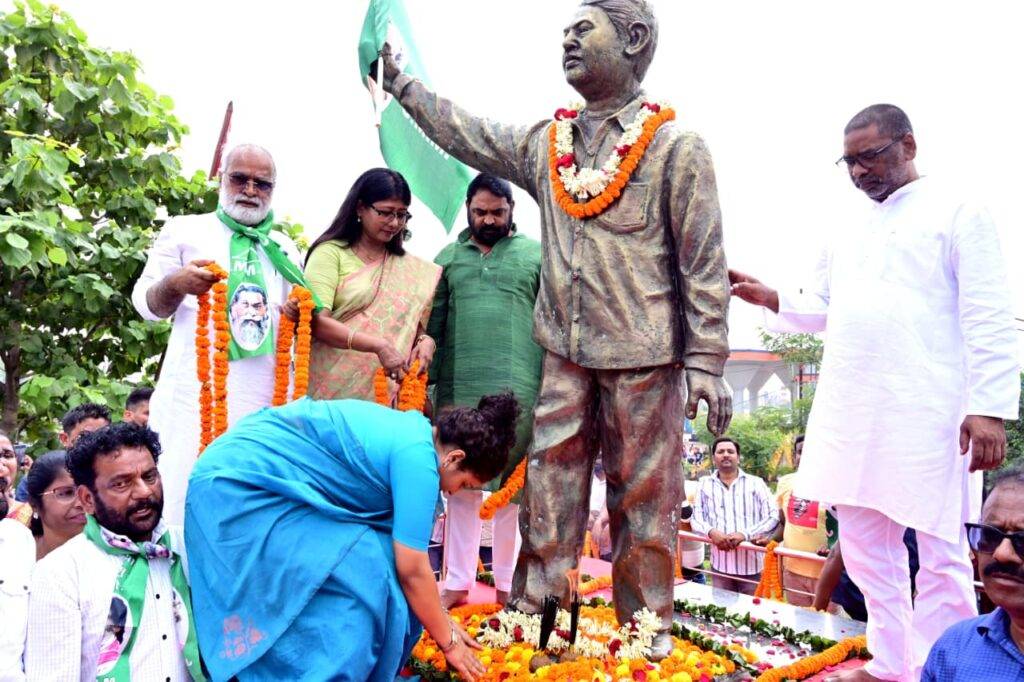 मुख्यमंत्री हेमन्त सोरेन ने पूर्व विधायक दुर्गा सोरेन को दी भावपूर्ण श्रद्धांजलि 25 WhatsApp Image 2025 09 10 at 14.16.18 1