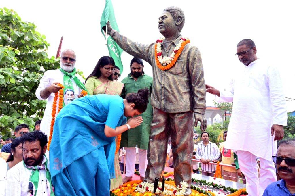 मुख्यमंत्री हेमन्त सोरेन ने पूर्व विधायक दुर्गा सोरेन को दी भावपूर्ण श्रद्धांजलि 13 WhatsApp Image 2025 09 10 at 14.16.18 2