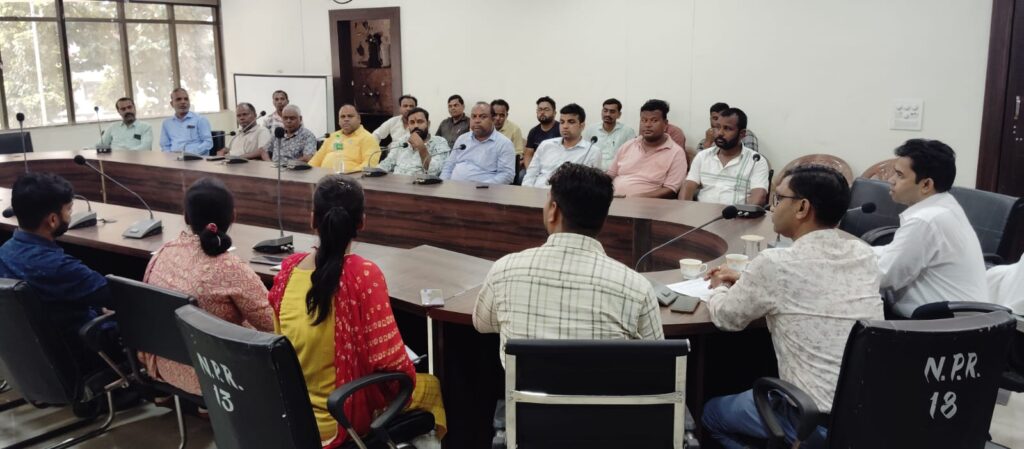 रामगढ़ नगर परिषद कार्यालय में दुर्गा पूजा समितियों की बैठक संपन्न 8 WhatsApp Image 2025 09 16 at 19.06.19 1 1