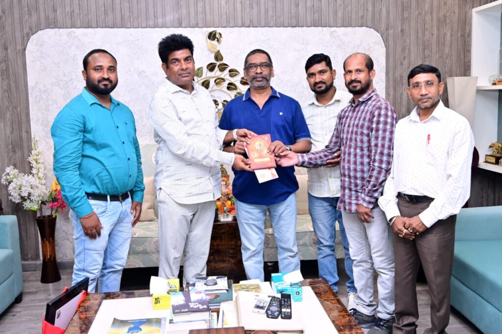 विजयादशमी पर रावण दहन समारोह के लिए सीएम हेमंत सोरेन को आमंत्रण 29 WhatsApp Image 2025 09 20 at 16.52.33 1