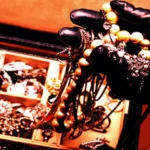 1.30 crore jewelry theft
